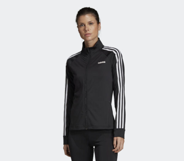 donna con giacca da running adidas